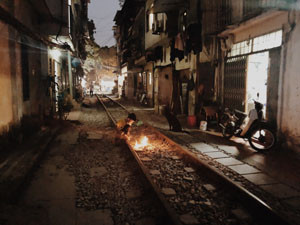 Một ngày ở 'xóm đường tàu' giữa lòng Hà Nội ảnh 7