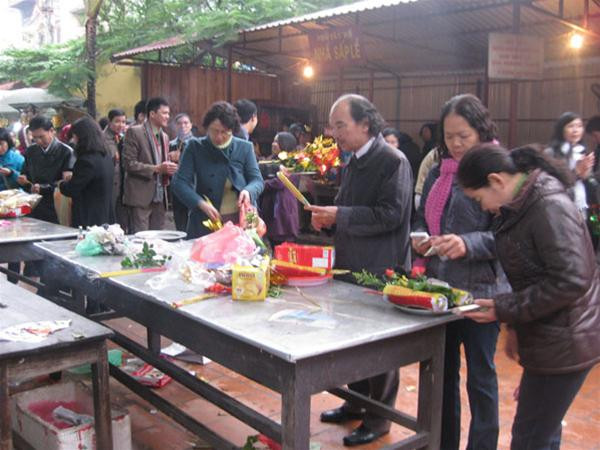 Đi lễ chùa Quán Sứ Sắp lễ tại phủ Tây Hồ sáng nay Mua vàng hương đi lễ tại Phủ Tây Hồ Mẹ đưa con tới Văn Miếu - Quốc Tử Giám cầu học hành thành đạt Cả gia đình đi lễ chùa đầu năm Các cụ già ngồi nghỉ sau khi đi lễ phủ Tây Hồ