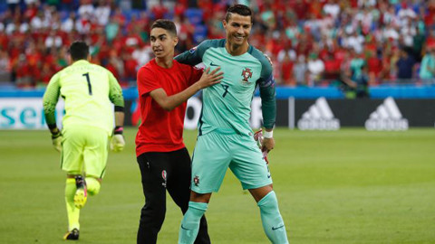 Ronaldo và 'vận đỏ' từ cậu bé nhặt bóng ảnh 5