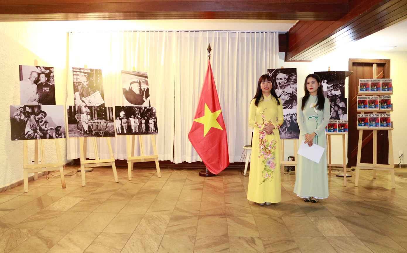 Đại sứ Phạm Kim Hoa (áo dài vàng) gửi lời cảm ơn sâu sắc tới những người bạn của Việt Nam tại Brazil.