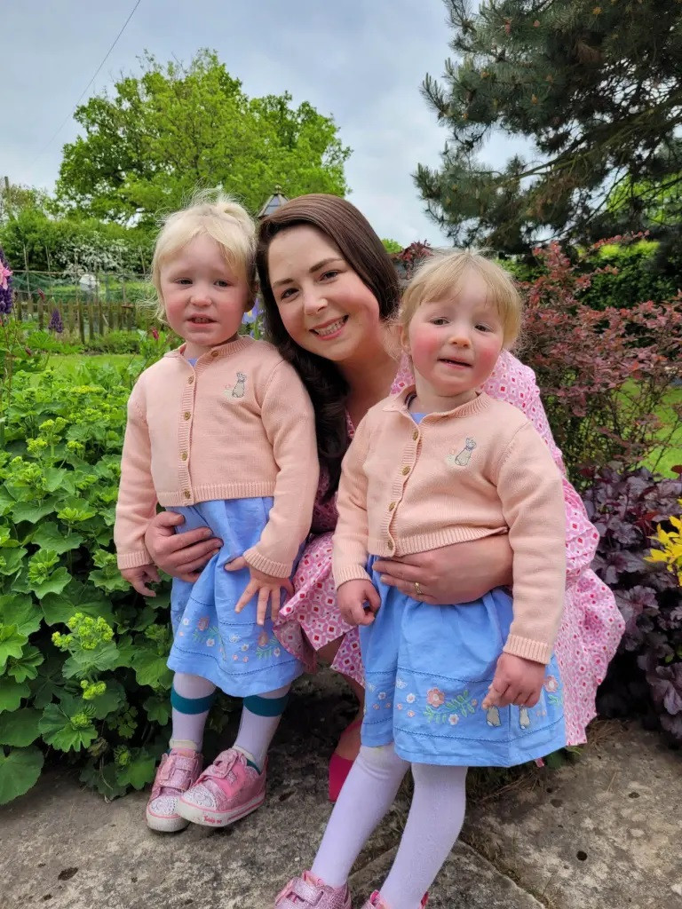 Hai bé gái sinh cùng một ngày, nhưng là được thụ thai cách nhau 28 ngày, nên không phải là song sinh.