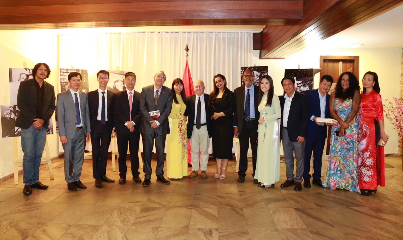 Toàn thể cán bộ Đại sứ quán Việt Nam tại Brazil tại Lễ kỷ niệm ngày sinh của Chủ tịch Hồ Chí Minh.