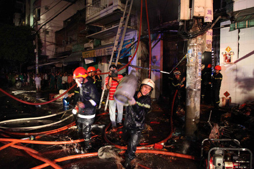 Lực lượng chữa cháy di chuyển những vật dễ gây cháy nổ ra khỏi hiện trường