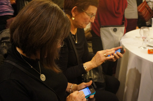 Dùng iPhone theo dõi kết quả