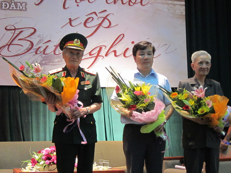 Trung tướng Phạm Hồng Cư (trái), hiệu trưởng Chử Xuân Dũng (giữa), Phó Chính ủy Vũ Oanh (Phải)