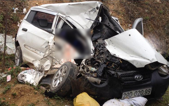 BẢN TIN ATGT: Ô tô đấu đầu, tài xế gục chết trên ghế lái ảnh 4