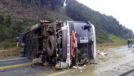 BẢN TIN ATGT: Ô tô đấu đầu, tài xế gục chết trên ghế lái ảnh 3