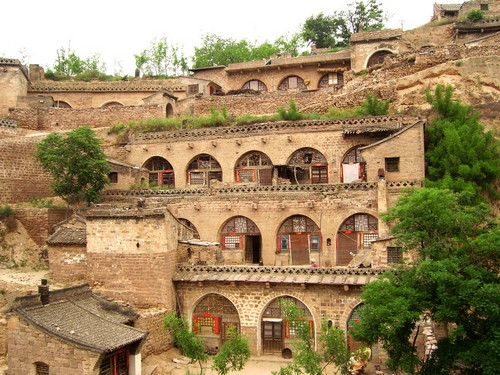 Kỳ lạ những ngôi làng nằm trong hang động hàng trăm năm ảnh 2