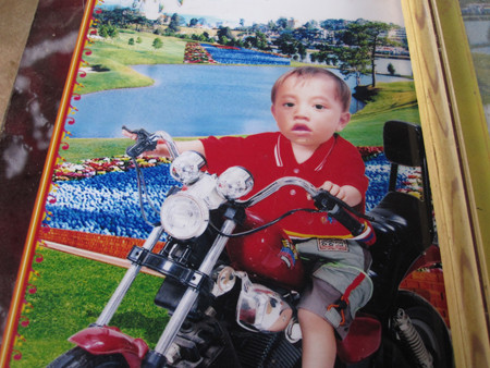 Phú Kàn là đứa em duy nhất có màu tóc giống Phới khiến lời đồn đoán càng li kì