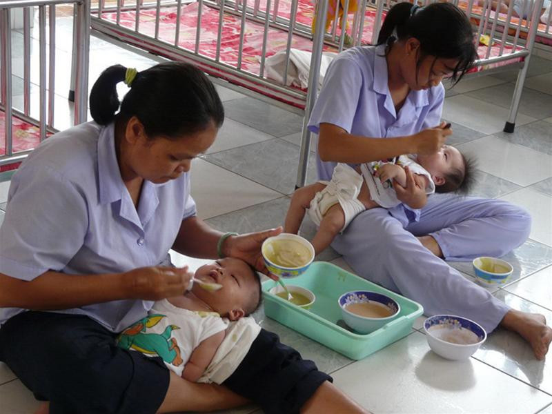 Trẻ bị bỏ rơi được những điều dưỡng bệnh viện chăm sóc. Ảnh: Lê Nguyễn