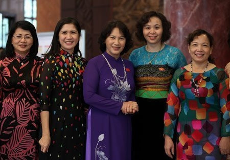 Phó Chủ tịch Quốc hội Nguyễn Thị Kim Ngân cùng các nữ đại biểu trong trang phục áo dài truyền thống