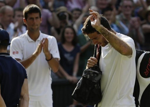 Juan Martin Del Potro rời sân trong sự tán dương của Novak Djokovic