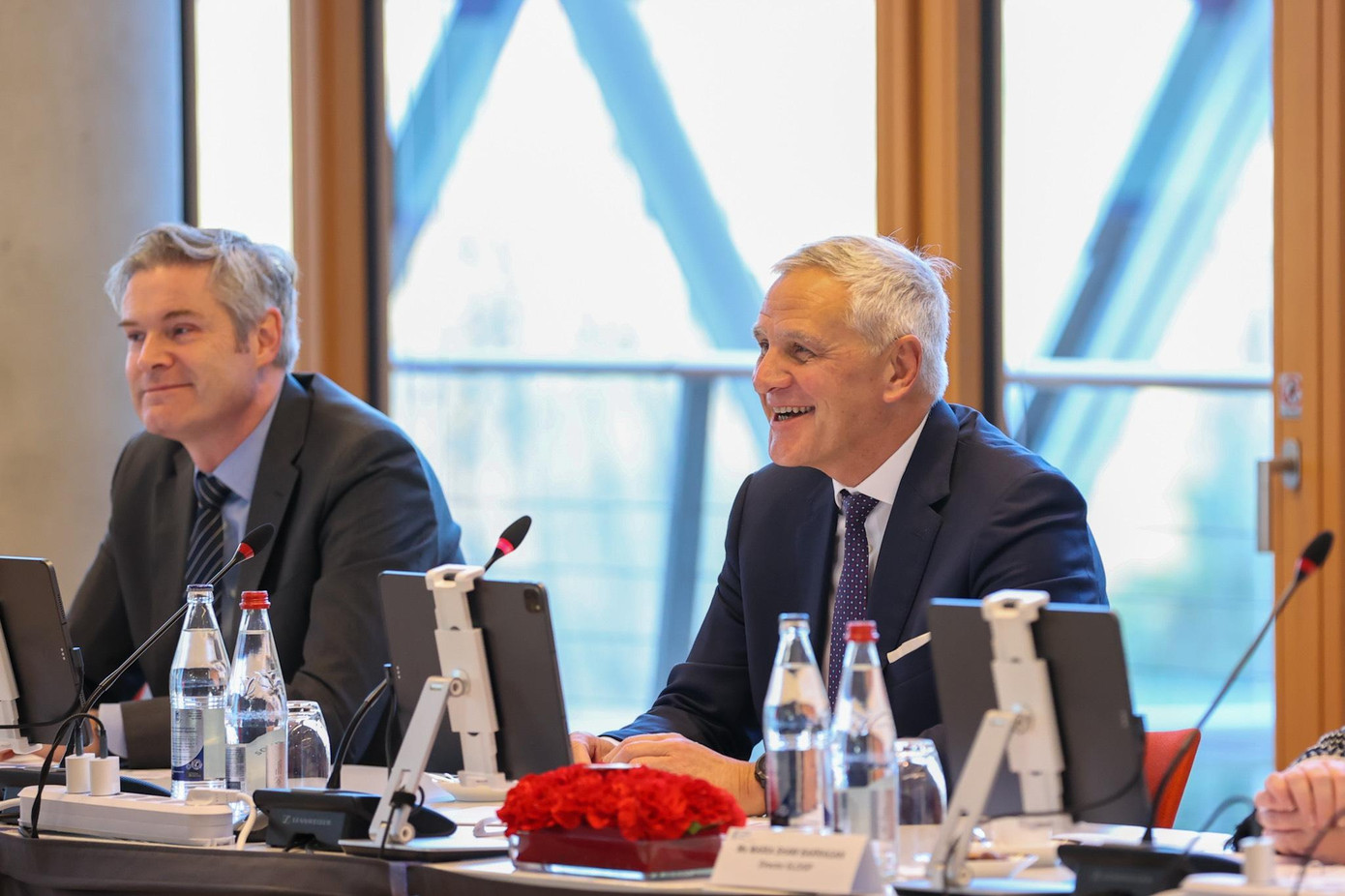 Phó Chủ tịch Ngân hàng đầu tư châu Âu EIB Kris Peeters bày tỏ ấn tượng về những vấn đề Thủ tướng nêu và đồng tình cần rà soát lại những dự án hợp tác trong 25 năm qua, thúc đẩy hợp tác hiệu quả hơn trong tương lai