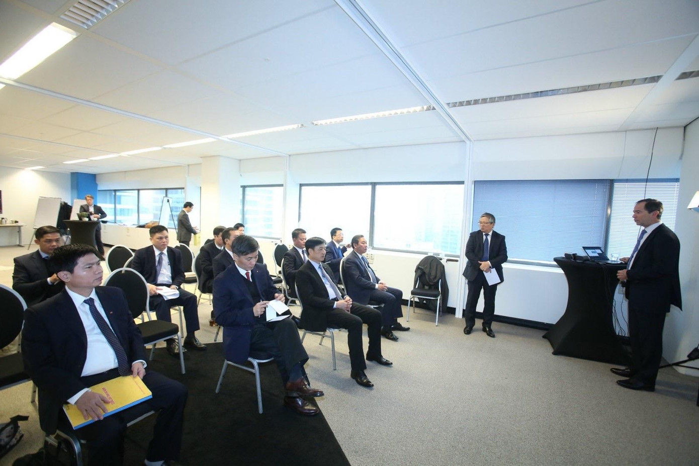 Đại diện Bộ Nội vụ và quan hệ Vương quốc Hà Lan cùng các chuyên gia về chuyển đổi số Hà Lan thông tin về việc hướng dẫn người dân trong quá trình xây dựng dữ liệu, đó là trách nhiệm của tất cả các bộ, ngành, lĩnh vực, nhất là những cán bộ, công nhân viên chức thuộc cơ quan quản lý của Chính phủ.