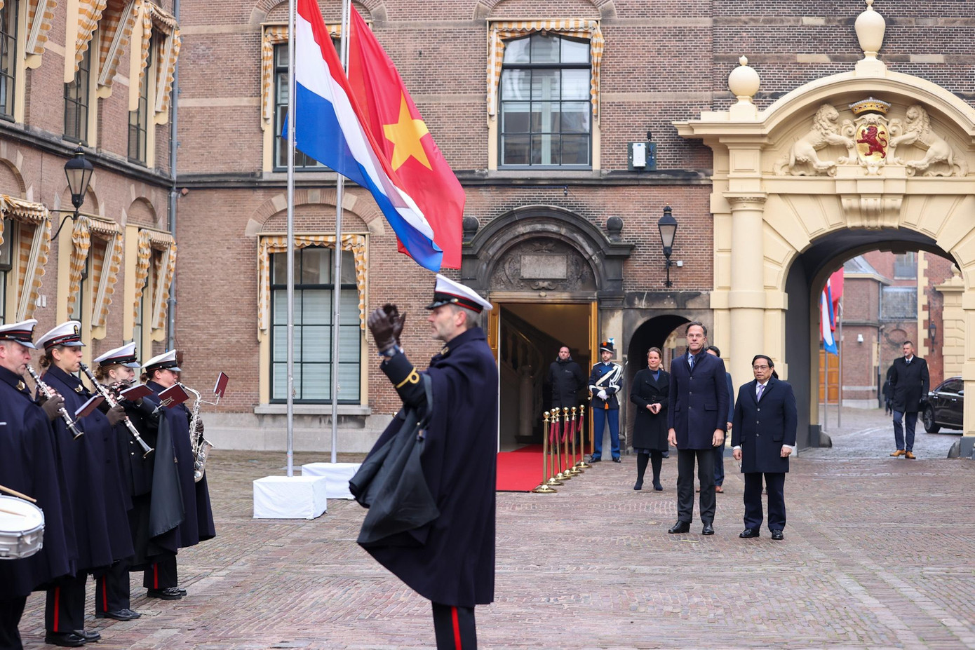 Thủ tướng Hà Lan Mark Rutte mời Thủ tướng Phạm Minh Chính vào vị trí danh dự.