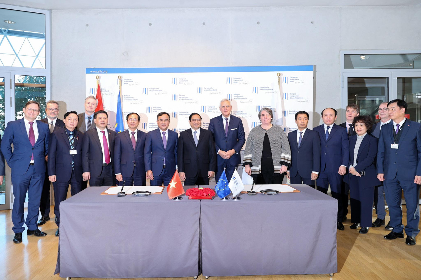 Thủ tướng cũng chứng kiến biên bản ghi nhớ giữa EIB và Tập đoàn Điện lực Việt Nam (EVN)