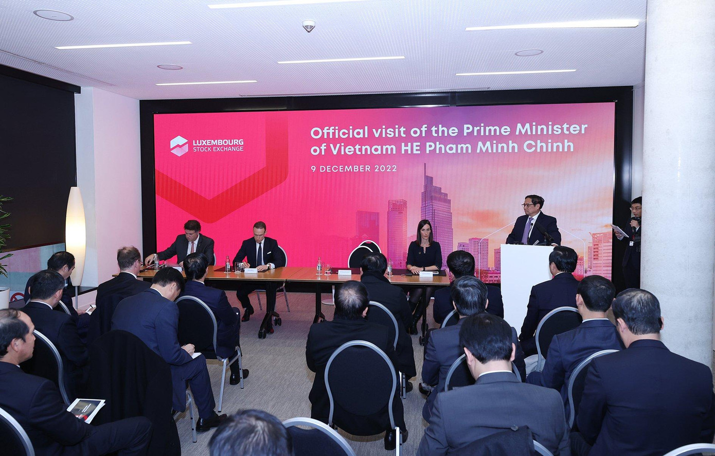 Thủ tướng Phạm Minh Chính cho rằng, sự khác biệt quan trọng của Sở Giao dịch chứng khoán Luxembourg là yếu tố phát triển xanh, bền vững. Việt Nam mong muốn thúc đẩy hợp tác với Luxembourg để phát triển thị trường chứng khoán Việt Nam từ thị trường cận biên trở thành thị trường mới nổi