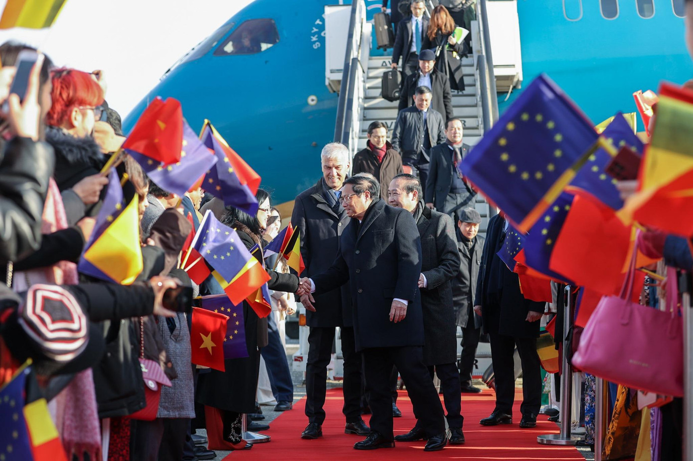 Đón Thủ tướng Phạm Minh Chính tại chân cầu thang máy bay có: Phó Chủ tịch thứ nhất Thượng viện Bỉ, ông Andries Gryffroy, đại diện Ban Tổ chức Hội nghị ASEAN- EU, Vụ trưởng Vụ Lễ tân, Bộ Ngoại giao Bỉ Olivier Belle, Đại sứ Việt Nam tại Bỉ Nguyễn Văn Thảo và đông đảo cán bộ, nhân viên Đại sứ quán. Ảnh: Nhật Bắc Đón Thủ tướng Phạm Minh Chính tại chân cầu thang máy bay có: Phó Chủ tịch thứ nhất Thượng viện Bỉ, ông Andries Gryffroy, đại diện Ban Tổ chức Hội nghị ASEAN- EU, Vụ trưởng Vụ Lễ tân, Bộ Ngoại giao Bỉ Olivier Belle, Đại sứ Việt Nam tại Bỉ Nguyễn Văn Thảo và đông đảo cán bộ, nhân viên Đại sứ quán. Ảnh: Nhật Bắc