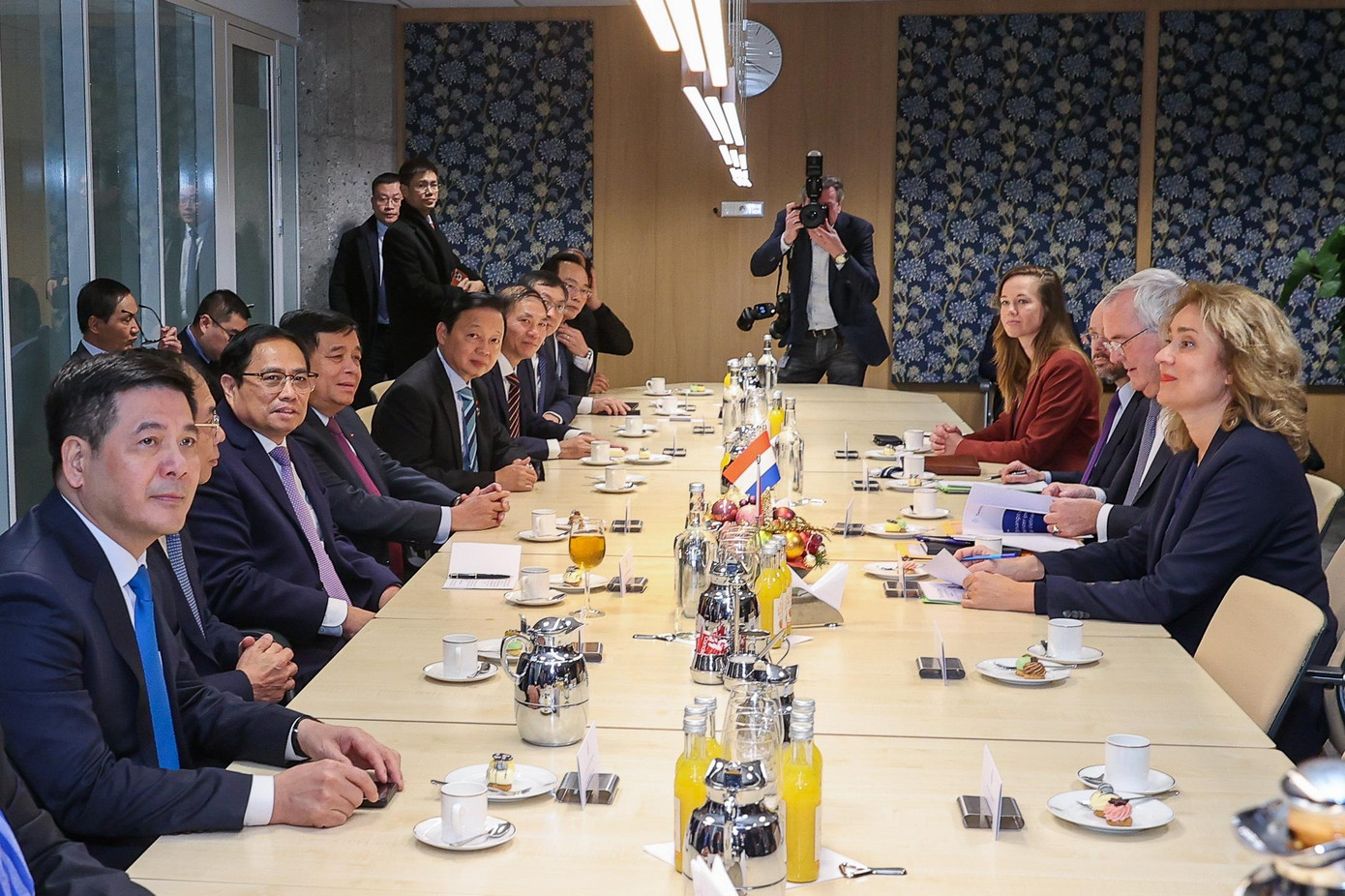 Thủ tướng Chính phủ Phạm Minh Chính đề nghị Nghị viện Hà Lan sớm phê chuẩn Hiệp định Bảo hộ đầu tư Việt Nam – EU (EVIPA), góp phần tạo thuận lợi cho doanh nghiệp Hà Lan kinh doanh, đầu tư tại Việt Nam