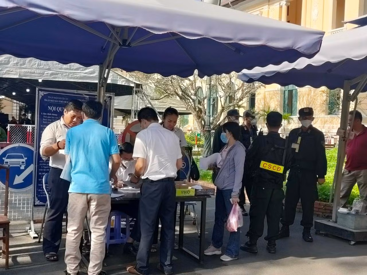 Những người liên quan đến dự phiên tòa phải xuất trình giấy triệu tập và giấy tờ tùy thân.