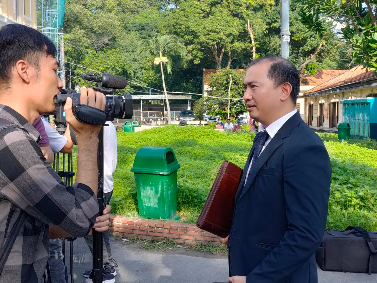 Luật sư trả lời báo chí trước khi phiên tòa diễn ra.