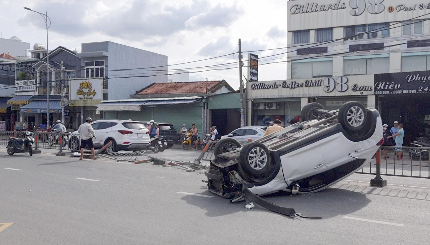 Một đoạn dải phân cách trên đường Tô Ký bị xe ô tô húc văng. Một đoạn dải phân cách trên đường Tô Ký bị xe ô tô húc văng.