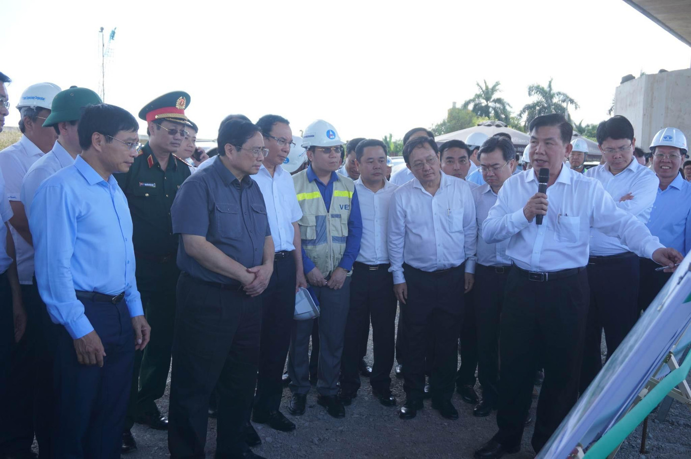 Ngày 27/11, Thủ tướng Chính phủ Phạm Minh Chính thị sát và nghe báo cáo về dự án xây dựng, mở rộng Quốc lộ 50. Ảnh: PV Ngày 27/11, Thủ tướng Chính phủ Phạm Minh Chính thị sát và nghe báo cáo về dự án xây dựng, mở rộng Quốc lộ 50. Ảnh: PV