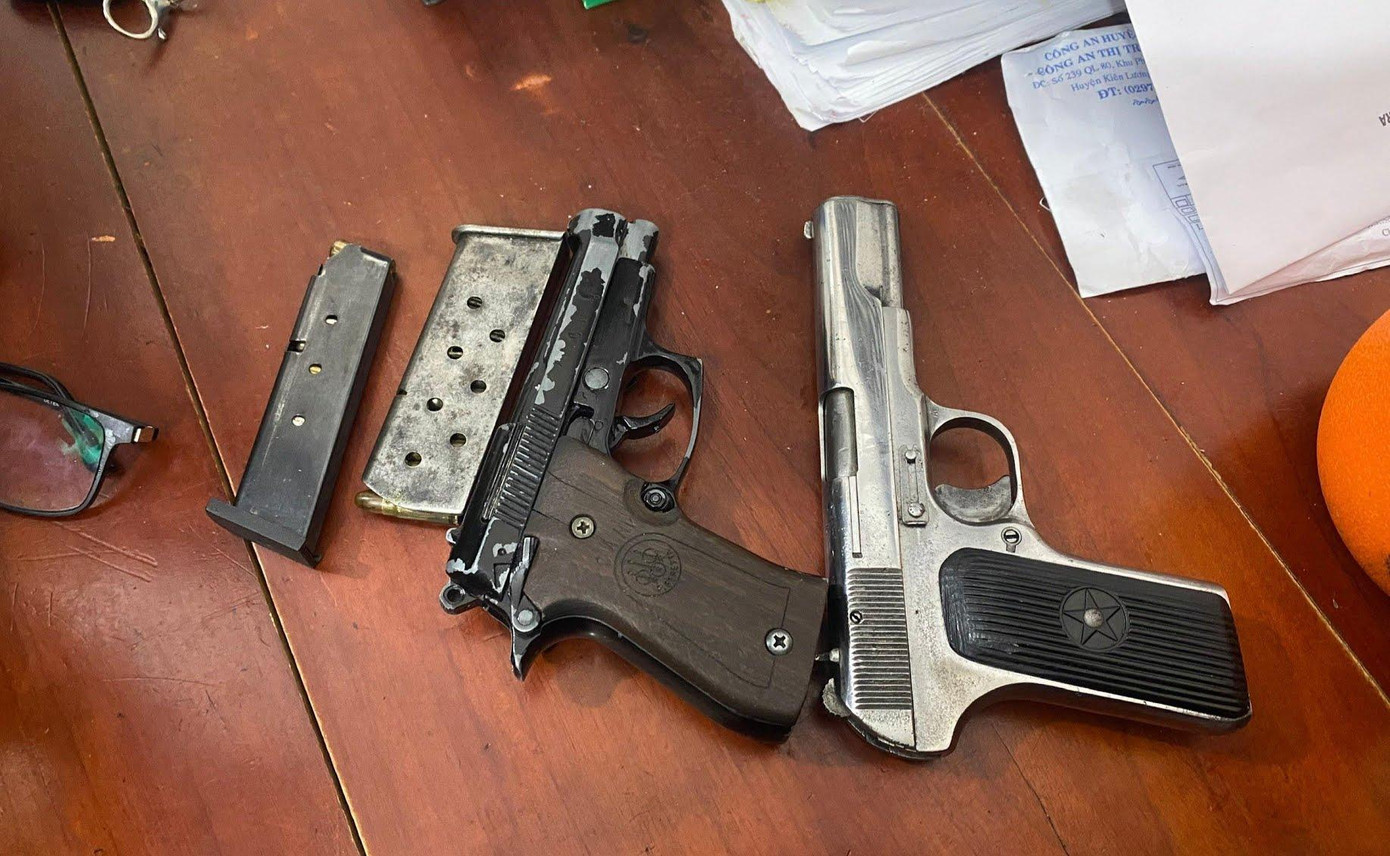 Hai khẩu súng quân dụng được các đối tượng Hoàng và Tuấn mang theo bên người. Hai khẩu súng quân dụng được các đối tượng Hoàng và Tuấn mang theo bên người.