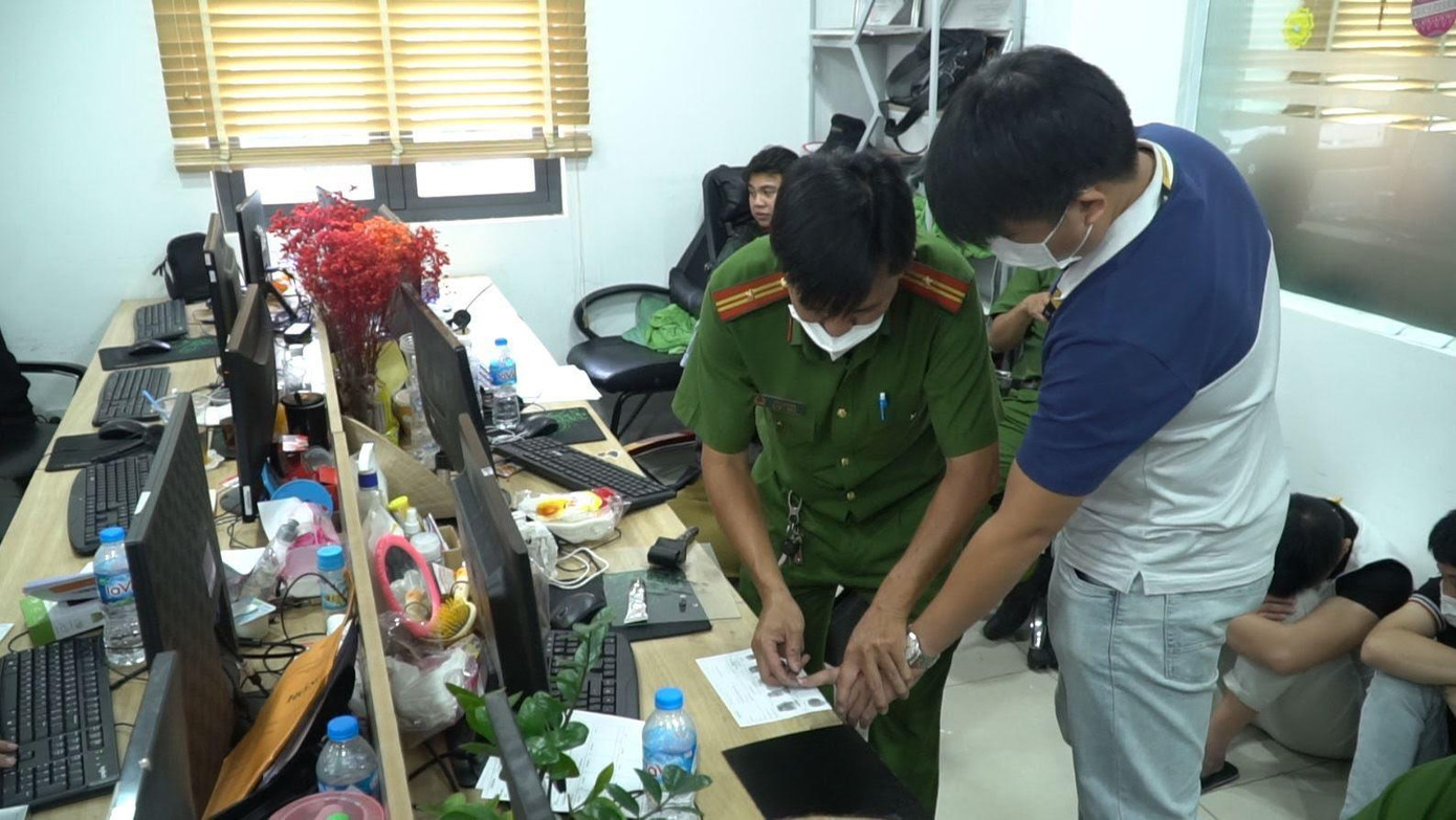 Công an khám xét trụ sở công ty Luật TNHH Power Law (phường An Phú Đông, quận 12).