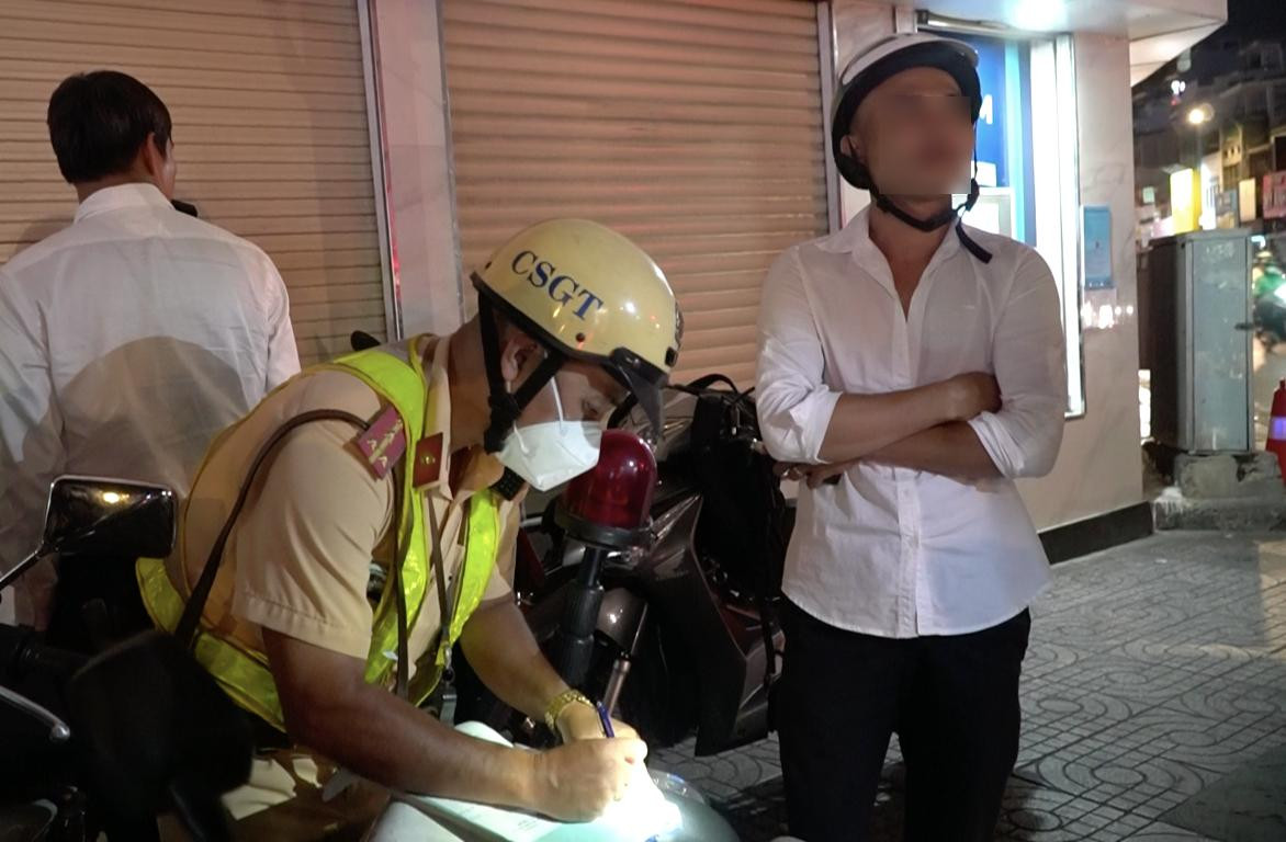 Tài xế xe ôm công nghệ tên L. bị CSGT lập biên bản phạt 7 triệu đồng, tước GPLX 23 tháng, tạm giữ xe 7 ngày.