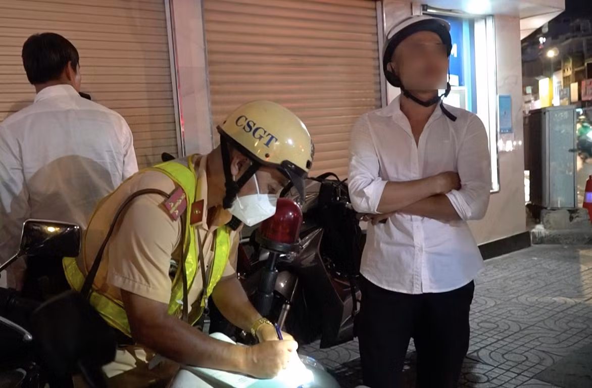 Tài xế xe ôm công nghệ tên L. bị CSGT lập biên bản phạt 7 triệu đồng, tước GPLX 23 tháng, tạm giữ xe 7 ngày.