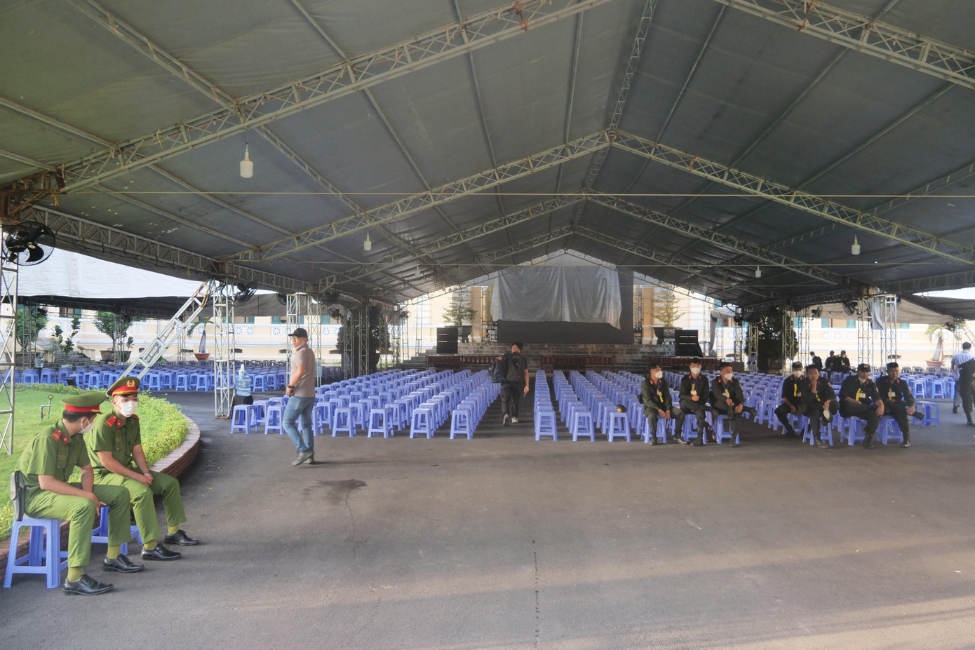 TAND TPHCM đã dựng 3 nhà bạt với sức chứa khoảng 2000 người. Bên trong nhà bạt, toà án cho lắp đặt bục khai báo và lắp đặt camera để các đương sự được bố trí chỗ ngồi tại khu vực này có thể trình bày ý kiến.