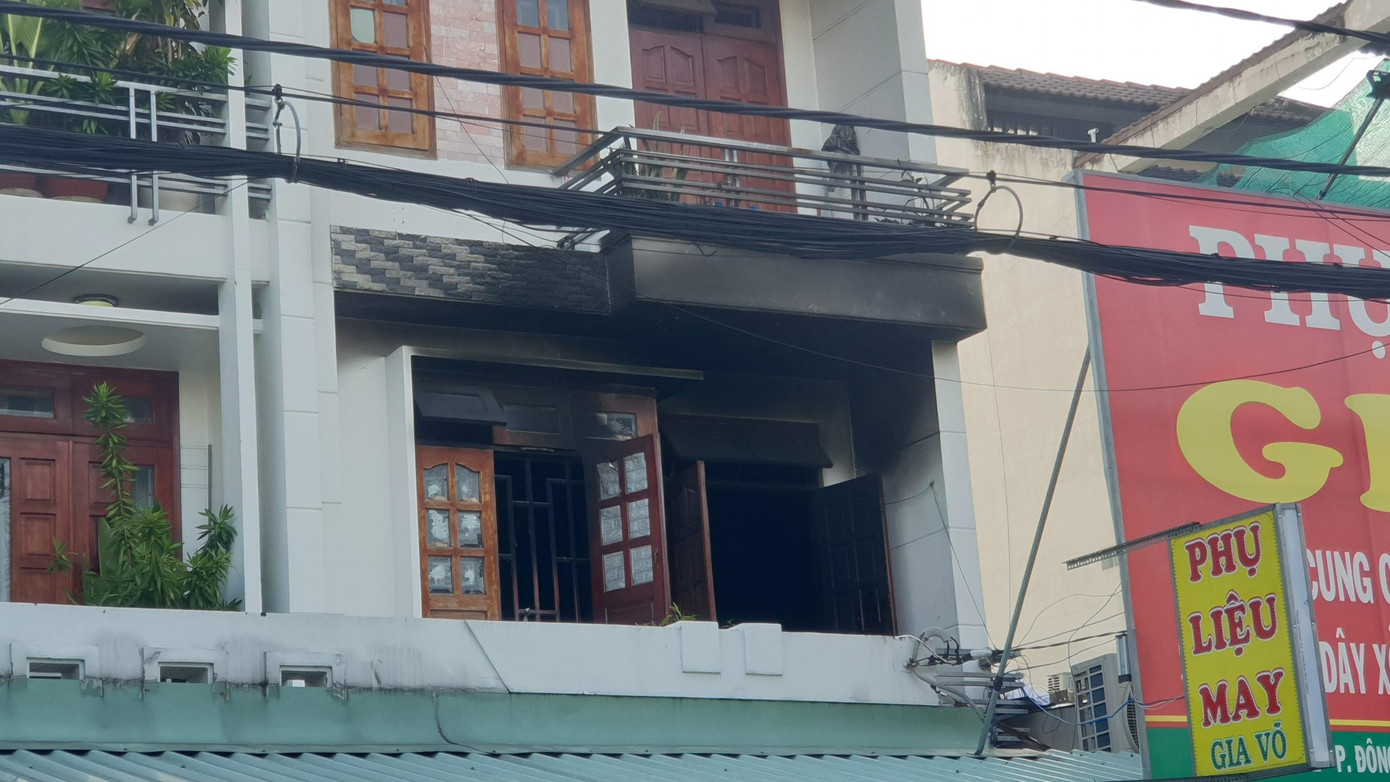 Cửa sổ phòng trọ cháy đen sau vụ việc. Cửa sổ phòng trọ cháy đen sau vụ việc.