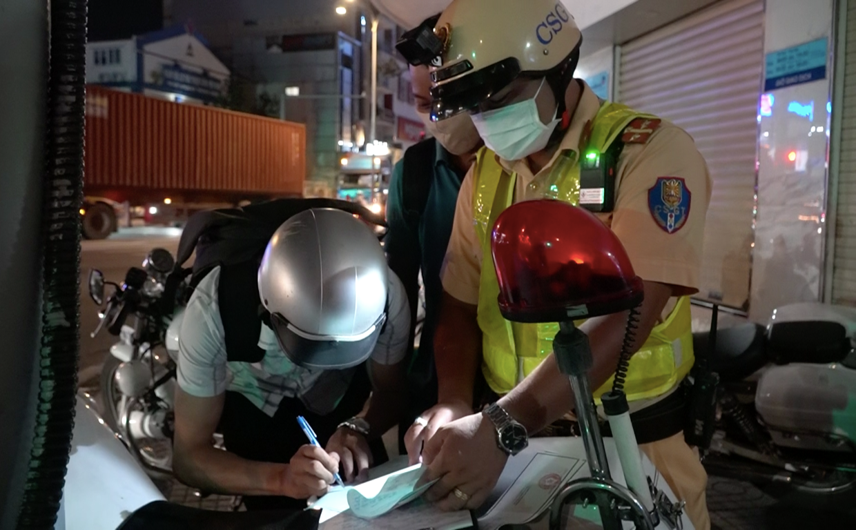 Tài xế H ký vào biên bản xử phạt.