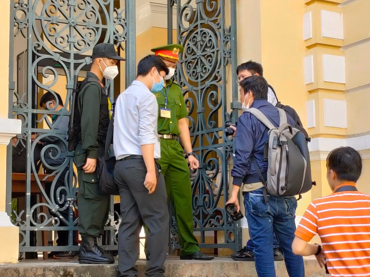 Phóng viên tác nghiệp tại khu vực phiên tòa.