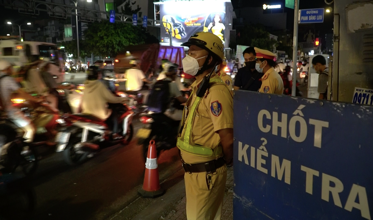 Lực lượng CSGT lập chốt kiểm tra nồng độ cồn tại giao lộ Phan Đình Phùng – Phan Đăng Lưu, quận Bình Thạnh.