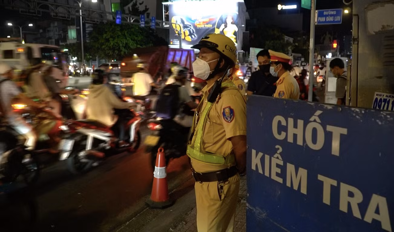 Lực lượng CSGT lập chốt kiểm tra nồng độ cồn tại giao lộ Phan Đình Phùng – Phan Đăng Lưu, quận Bình Thạnh.