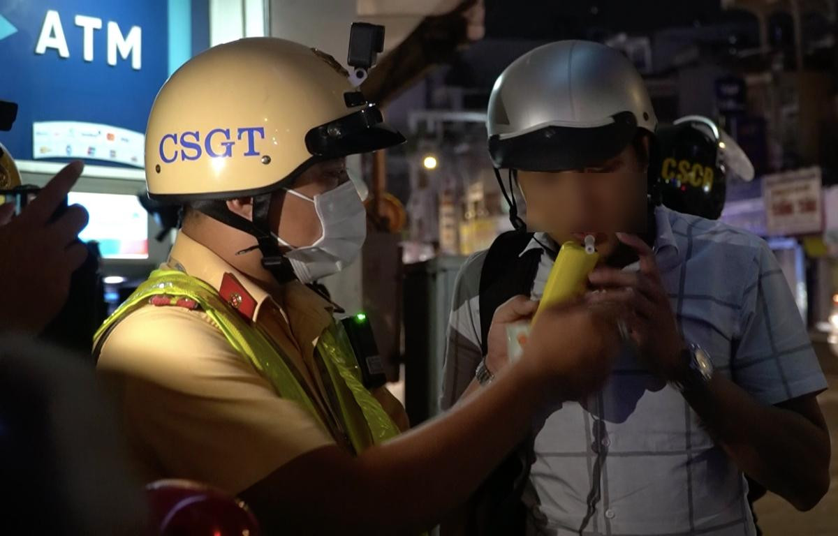 Trong 7 ngày từ 20/1 đến ngày 26/1 (từ ngày 29 tháng Chạp đến mùng 5 Tết Nguyên đán), CSGT TPHCM đã phát hiện 537 trường hợp vi phạm nồng độ cồn, phạt tiền ước tính 1,7 tỷ đồng. (Ảnh minh họa) Trong 7 ngày từ 20/1 đến ngày 26/1 (từ ngày 29 tháng Chạp đến mùng 5 Tết Nguyên đán), CSGT TPHCM đã phát hiện 537 trường hợp vi phạm nồng độ cồn, phạt tiền ước tính 1,7 tỷ đồng. (Ảnh minh họa)