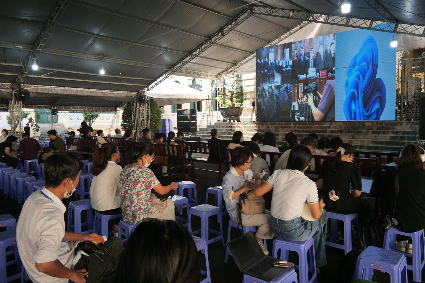 Các đương sự có mặt theo dõi diễn biến phiên tòa qua màn hình.