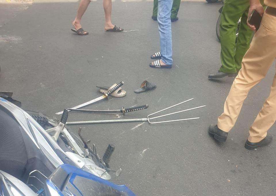 Số hung khí gồm kiếm Nhật, cây ba chĩa tại hiện trường. Số hung khí gồm kiếm Nhật, cây ba chĩa tại hiện trường.