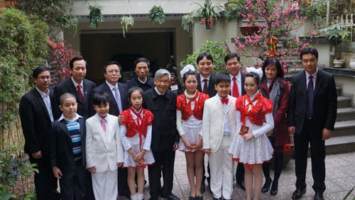 Đoàn chụp ảnh lưu niệm với nguyên Tổng Bí thư Lê Khả Phiêu. Ảnh: T.Đ. Đoàn chụp ảnh lưu niệm với nguyên Tổng Bí thư Lê Khả Phiêu. Ảnh: T.Đ