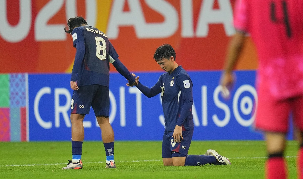 Các cầu thủ U20 Thái Lan gục ngã sau thất bại