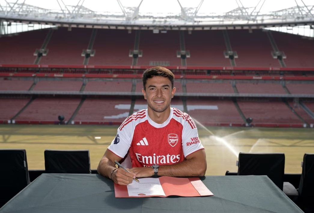 Martin Zubimendi ký hợp đồng với Arsenal tại Emirates