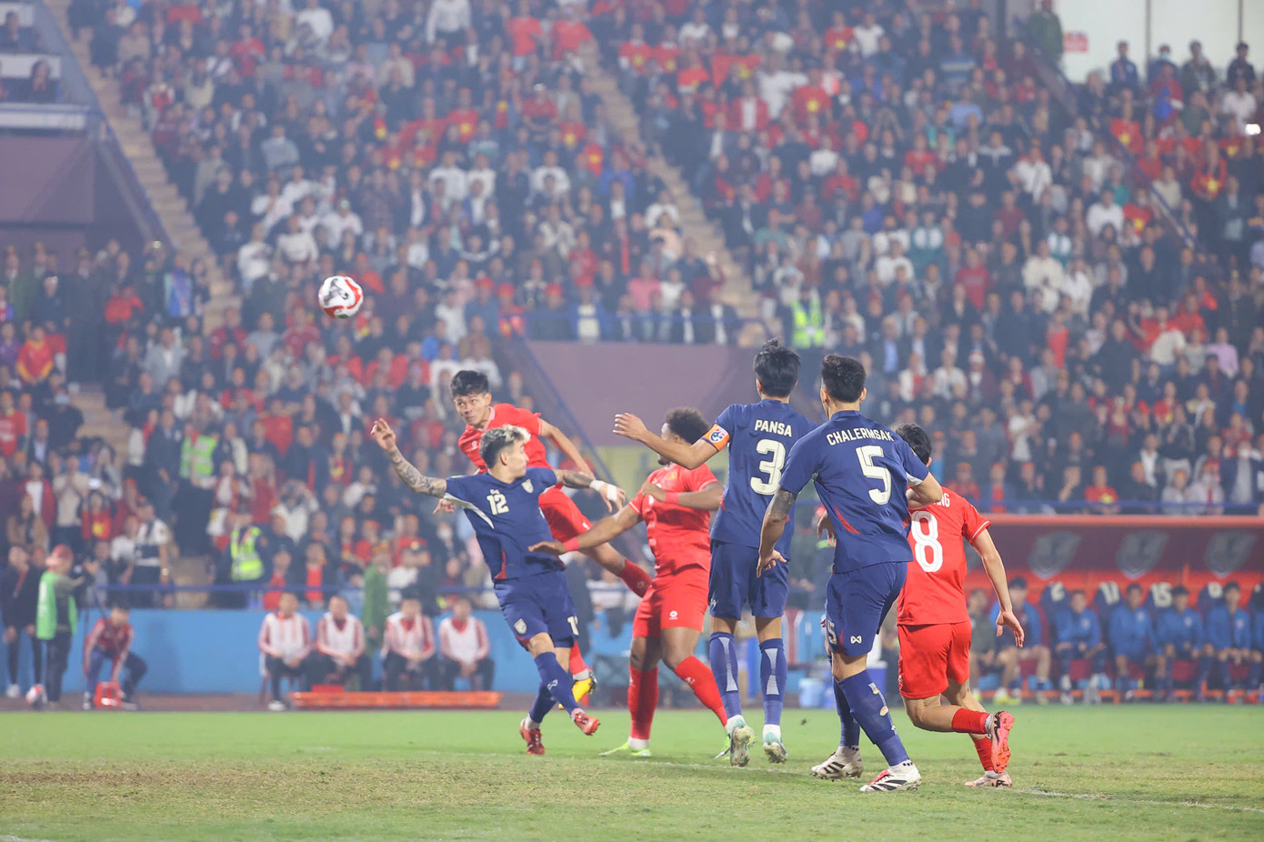 Vĩ Hào đánh đầu cận thành. Ảnh: Trọng Tài