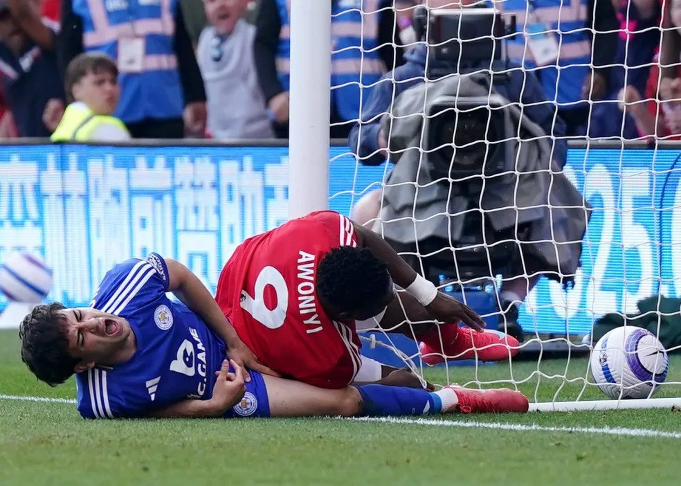 Awoniyi dính chấn thương nặng vì trọng tài không kết thúc sớm tình huống