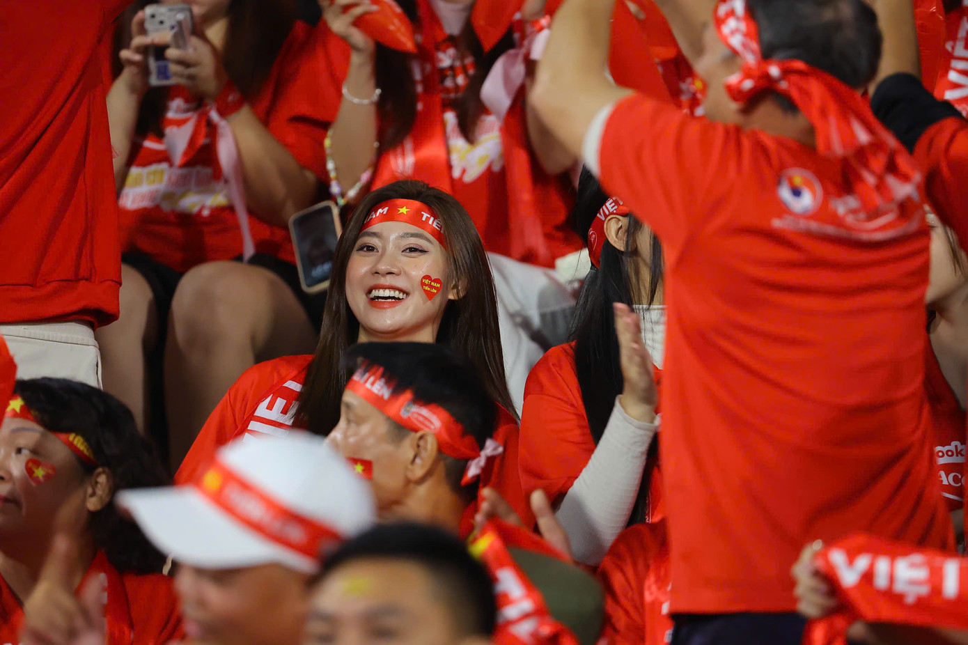 Xuân Son lập cú đúp, Việt Nam lần đầu đánh bại Thái Lan trên sân nhà sau 27 năm ảnh 17