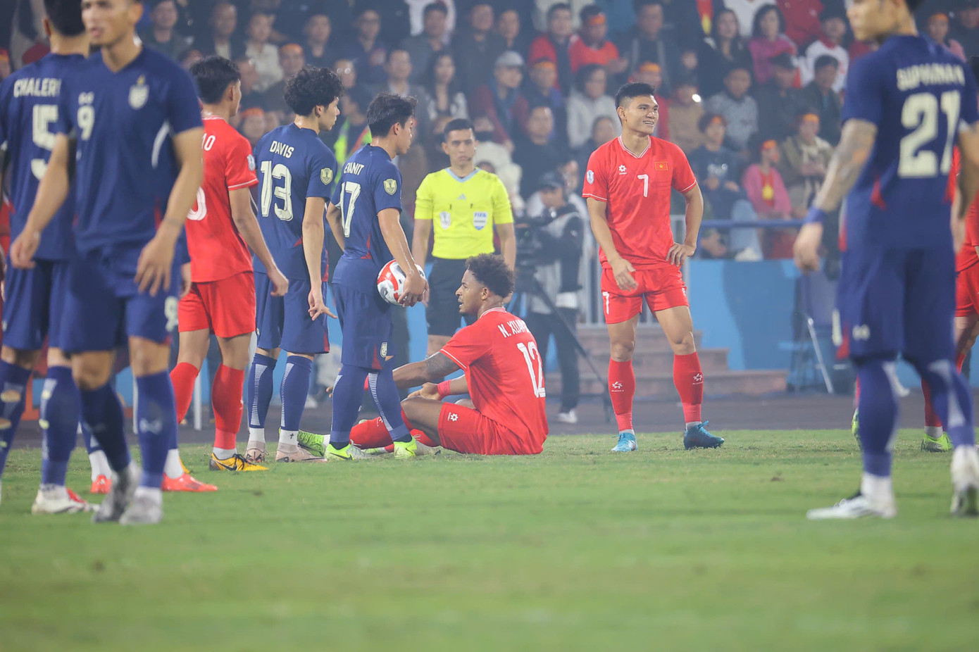 Xuân Son khiến các hậu vệ Thái Lan cực kỳ vất vả. Ảnh: Trọng Tài