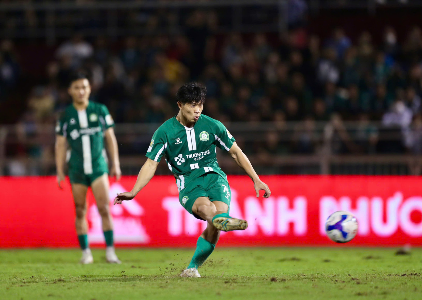 Công Phượng bỏ lỡ cơ hội vàng của Bình Phước. Ảnh: Duy Anh