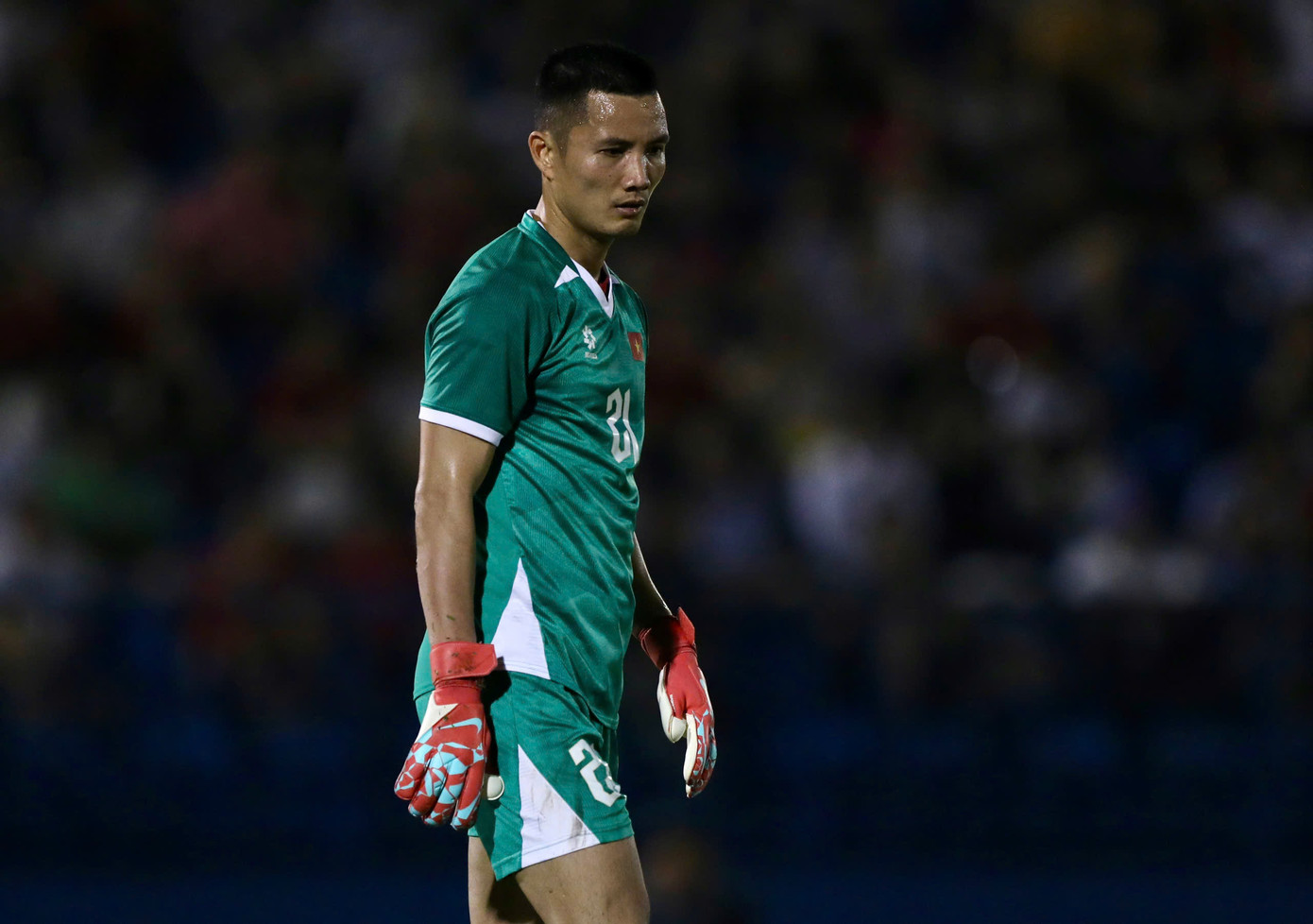 Đình Triệu bắt không tốt trong bàn thua của tuyển Việt Nam. Ảnh: Duy Anh