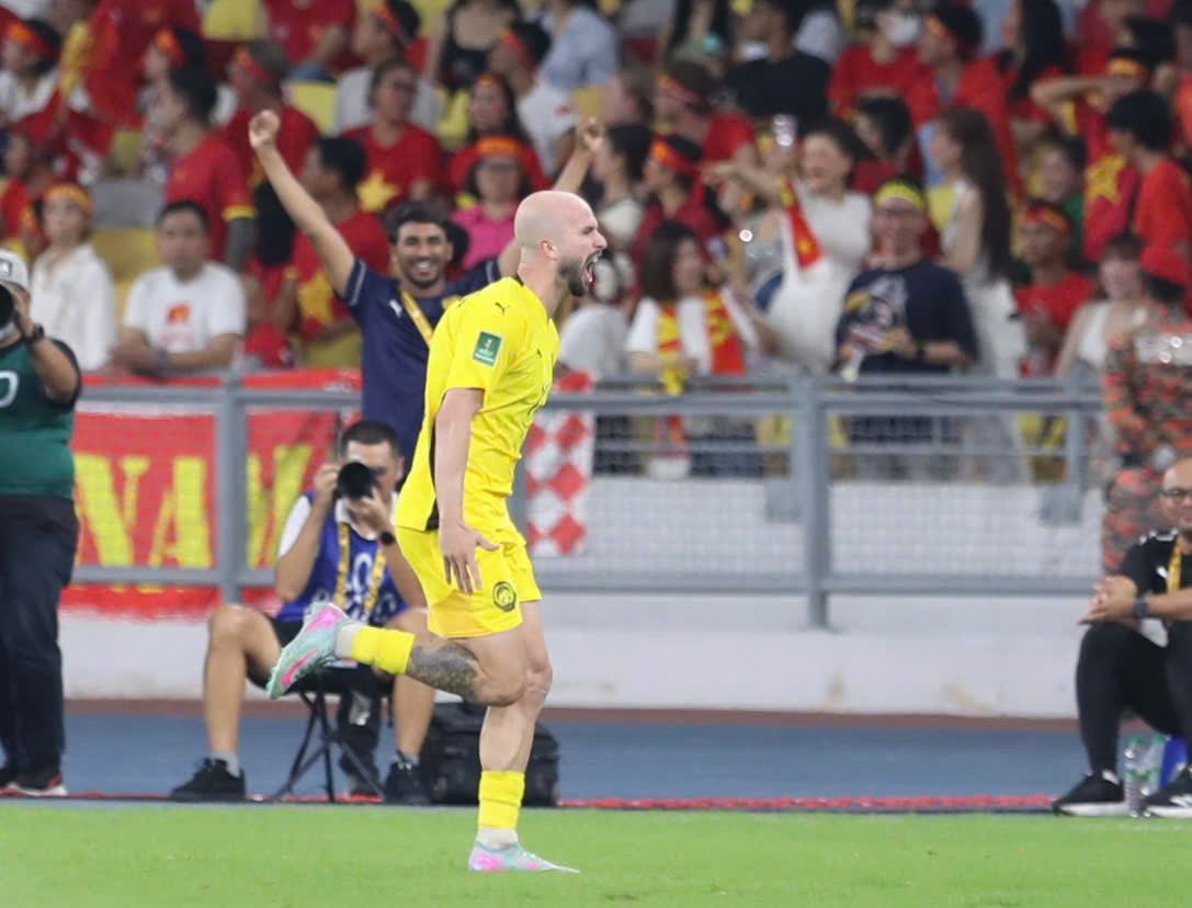 Figueiredo ăn mừng cuồng nhiệt. Ảnh: Hữu Phạm